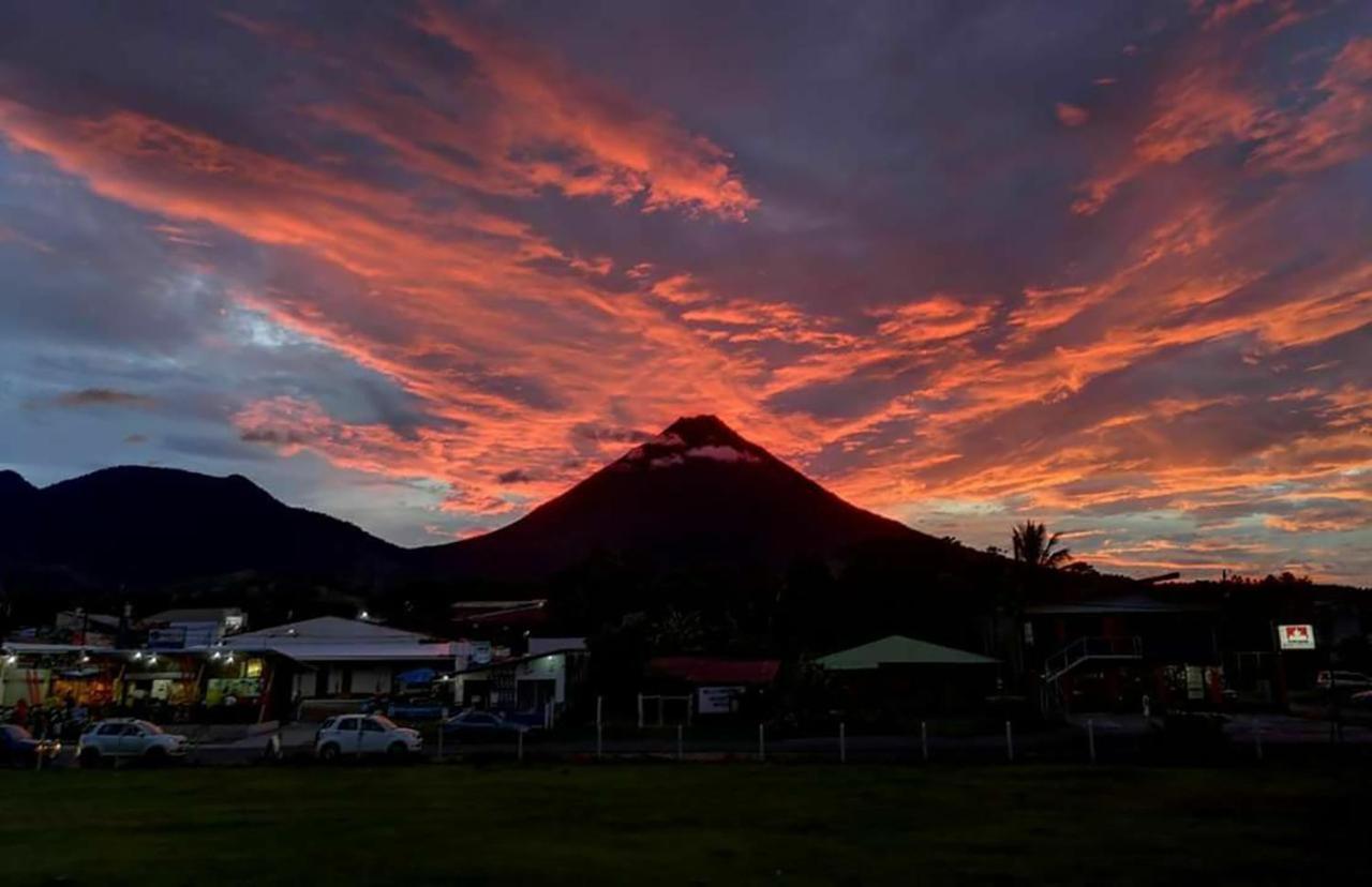 Wood House Hostel La Fortuna Bagian luar foto