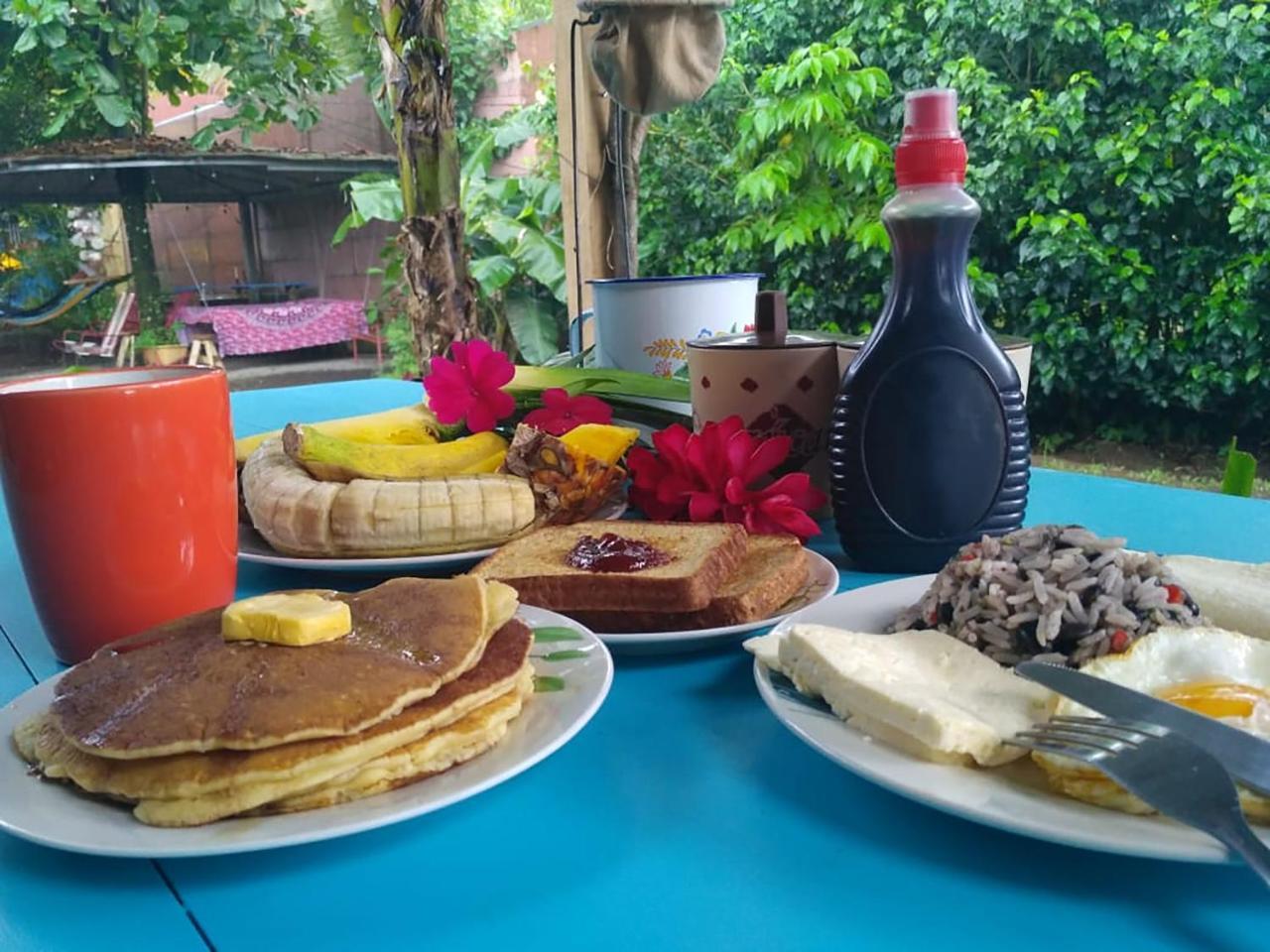 Wood House Hostel La Fortuna Bagian luar foto